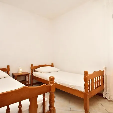 Rukavac 2478a Appartement Vis